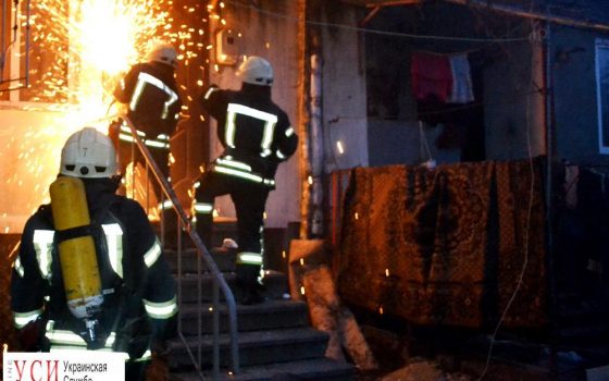 Утром пожарные штурмовали квартиру на Молдаванке (фото) «фото»