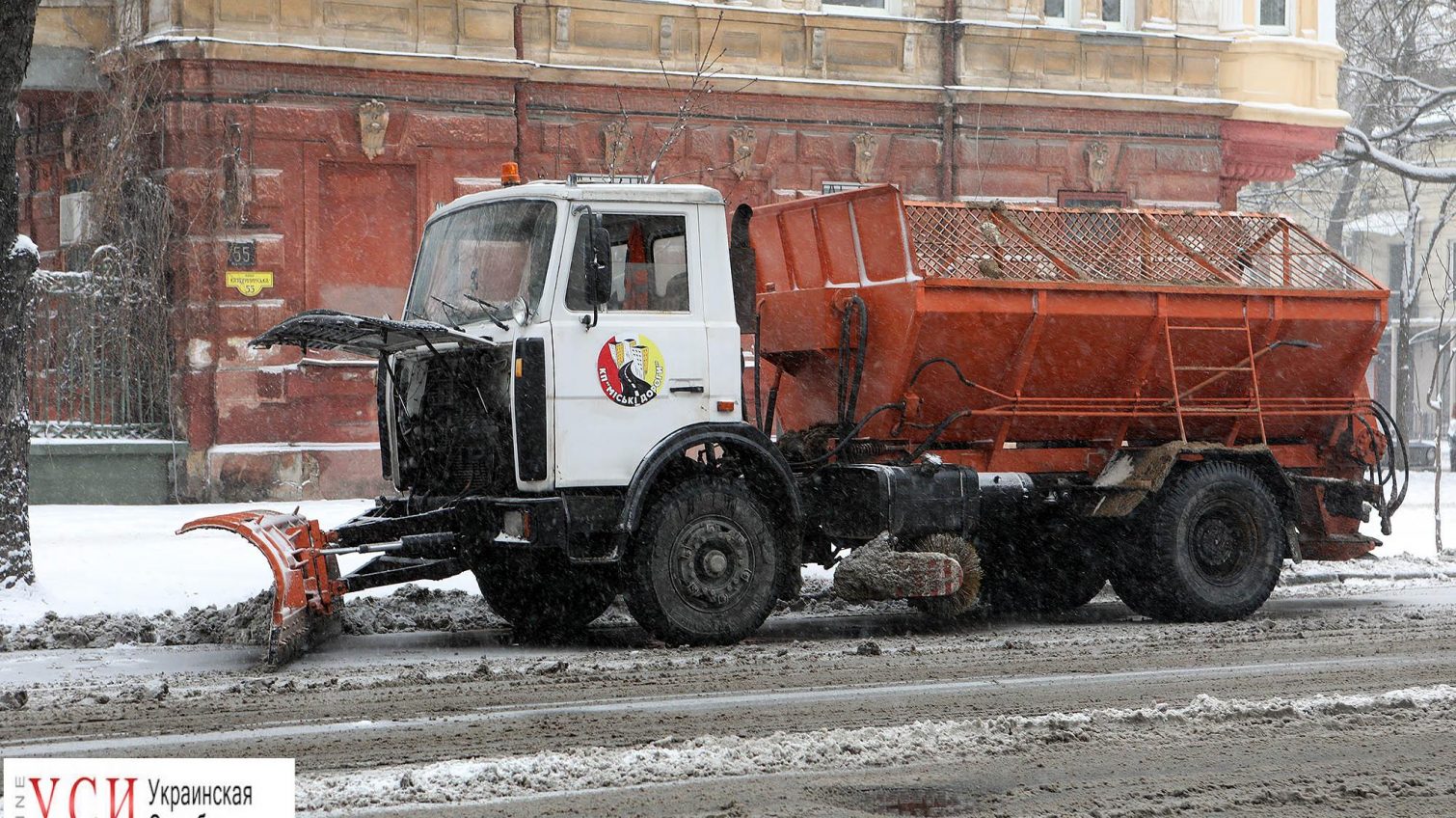 Из-за сильного снегопада в Одессе и области закрыли въезд грузовикам «фото»