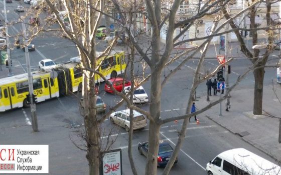 В центре Одессы из-за неработающего светофора столкнулись две иномарки (фото) «фото»