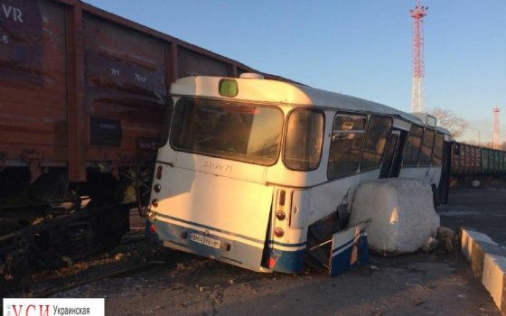 В Черноморске поезд столкнулся с пассажирским автобусом: шесть человек пострадали (фото) «фото»