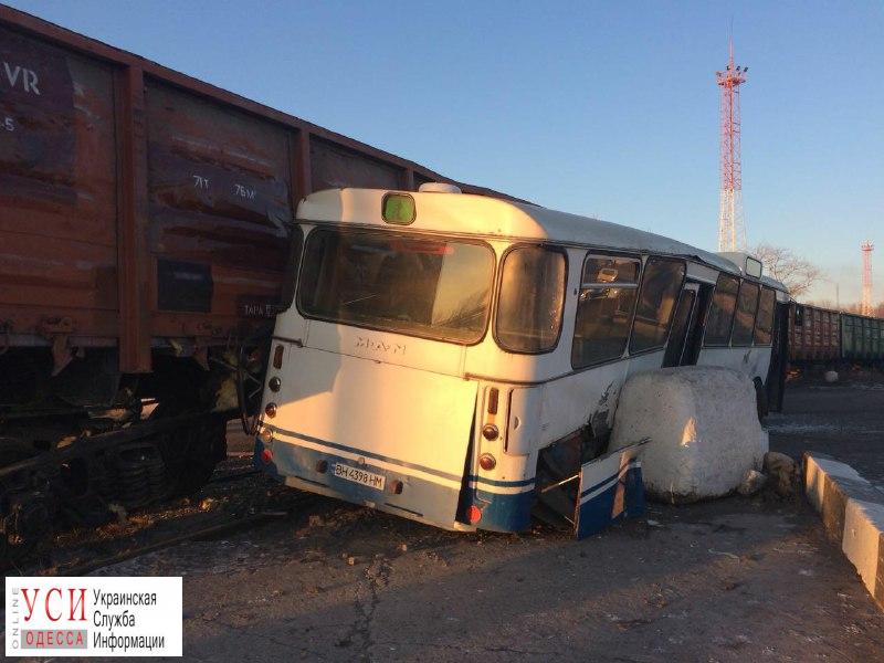 В Черноморске поезд столкнулся с пассажирским автобусом: шесть человек пострадали (фото) «фото»