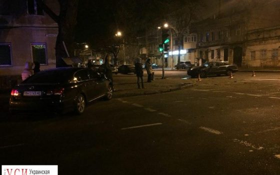 В центре Одессы дорогу не поделили две иномарки (фото) «фото»
