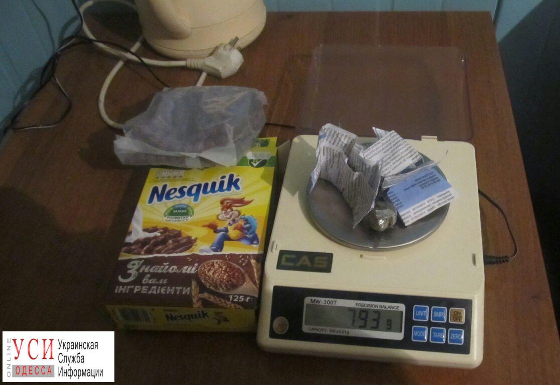 Украинец пытался вывезти наркотики, спрятанные в коробке конфет и “Nesquik” (фото) «фото»