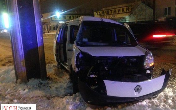 В Одессе автомобиль влетел в рекламный щит (фото) «фото»