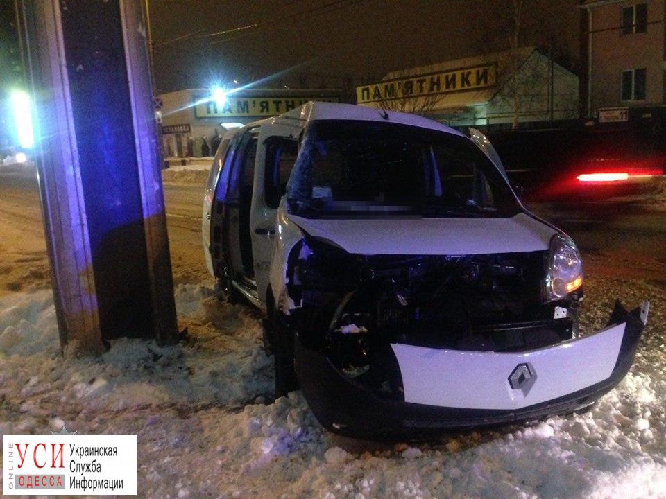 В Одессе автомобиль влетел в рекламный щит (фото) «фото»