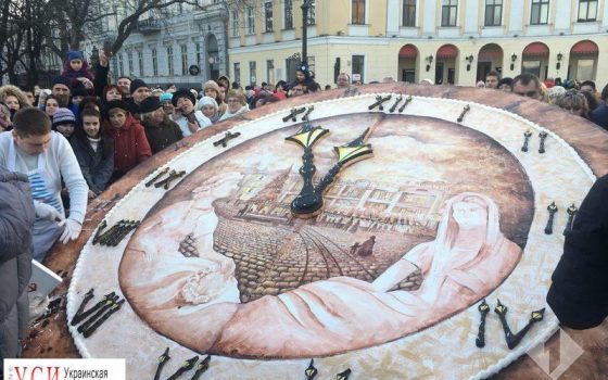 На Приморском бульваре одесситы съели огромный праздничный торт (фото) «фото»