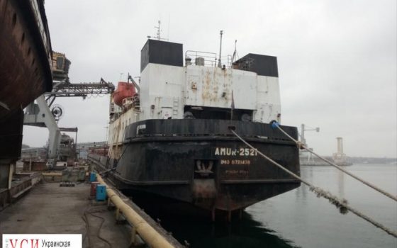 Моряк, отчаявшись получить зарплату, забаррикадировался на судне в Черноморске «фото»