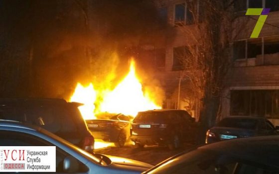 В Одессе возле суда подожгли две иномарки «фото»