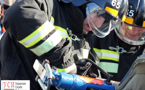 В Одессе двух женщин зажало между трамваем и деревом: им помогли спасатели «фото»