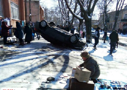 На Староконке водитель наехал на дерево и перевернулся (фото) «фото»