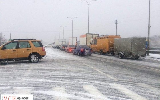 Снегопад в Одессе: город застыл в пробках «фото»
