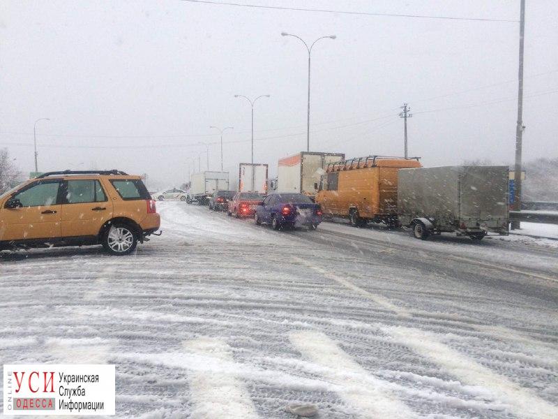 Снегопад в Одессе: город застыл в пробках «фото»