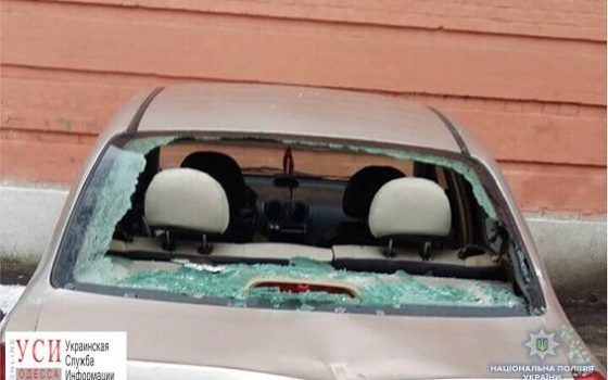 Одессит разбил топором 13 автомобилей во дворе Соломенского райсуда в Киеве (фото) «фото»