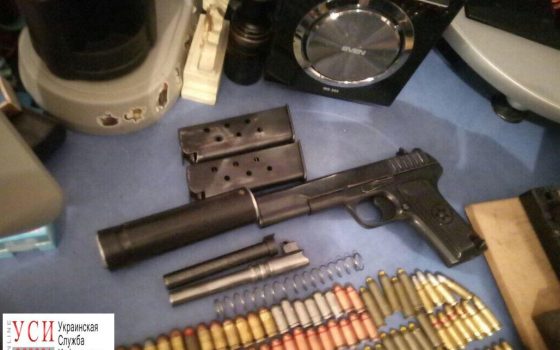 В Одессе мужчина хранил дома арсенал оружия и взрывчатки (фото) «фото»