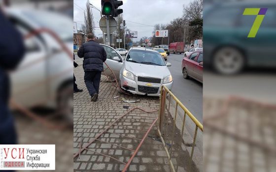 Возле Красного Креста автомобиль снес ограждение «фото»