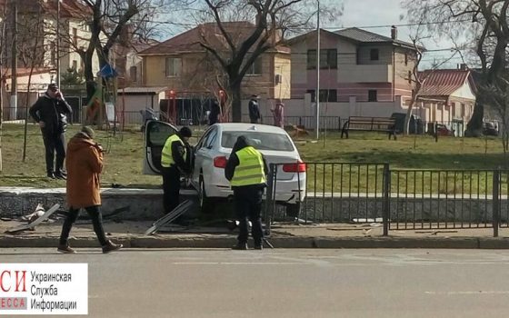 На Фонтане автомобиль протаранил забор сквера и повис на бордюре (фото) «фото»