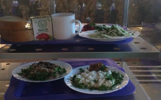 Одесских военных курсантов начали кормить по стандартам НАТО (фото) «фото»