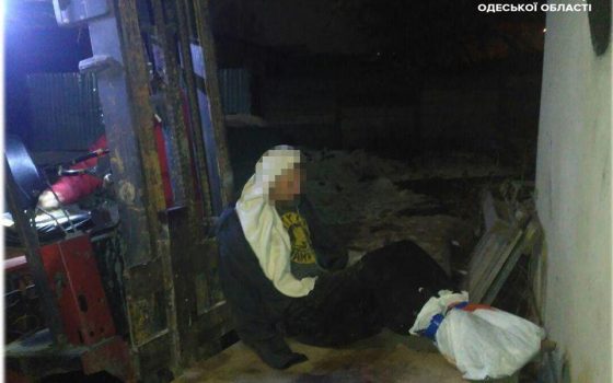 Патрульные спасали мужчину, который примерз к крыше дома (фото) «фото»