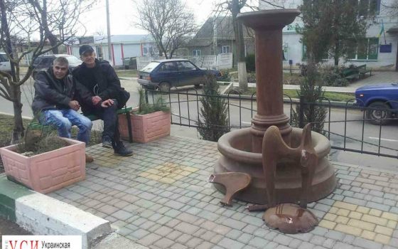 Двое жителей райцентра Одесской области “отметили” 23 февраля и сломали арт-объект “Независимость” «фото»