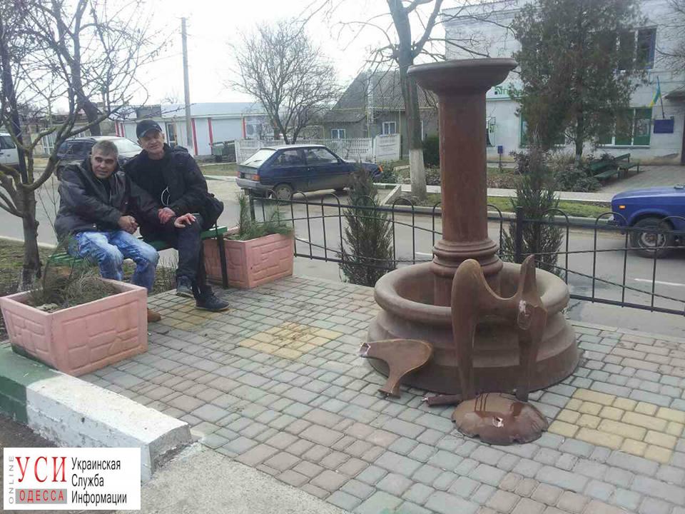 Двое жителей райцентра Одесской области “отметили” 23 февраля и сломали арт-объект “Независимость” «фото»