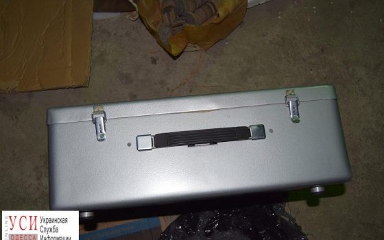 Таможенники в Одесской области задержали иностранца, который пытался вывезти авиационную электронику (фото) «фото»