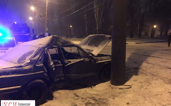 Ночью на Пересыпи автомобиль врезался в столб (фото) «фото»