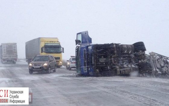 На трассе Одесса — Рени перевернулась фура (фото) «фото»