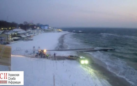 В Одессе романтик заехал на побережье и застрял в песке – пришлось вызывать трактор (фото) «фото»