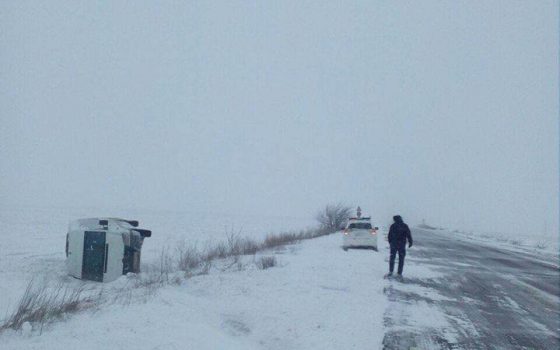 Во время вчерашнего снегопада в Одесской области перевернулся микроавтобус (фото) «фото»
