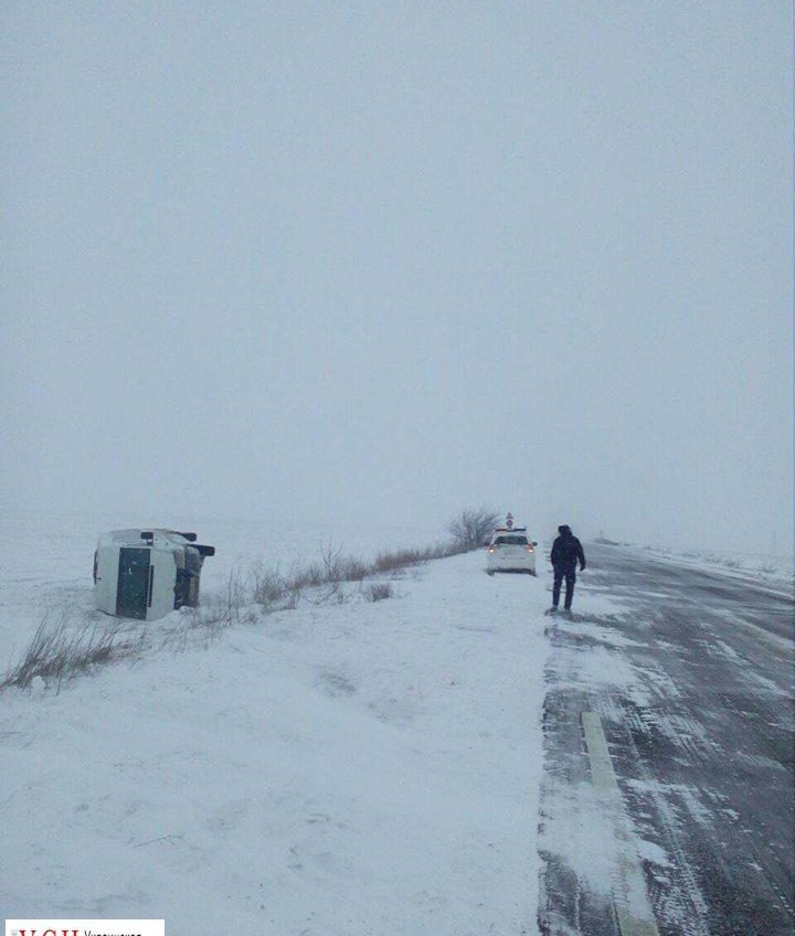 Во время вчерашнего снегопада в Одесской области перевернулся микроавтобус (фото) «фото»