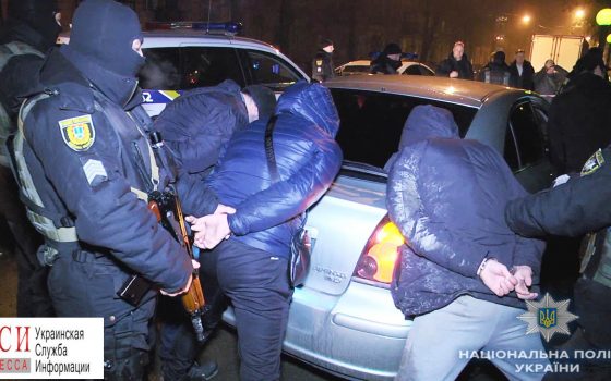 В центре Одессы задержали троих иностранцев, которые угрожали прохожему ножом «фото»