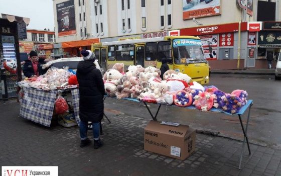 Ажиотаж ко Дню святого Валентина: в Одессе на улицах массово торгуют комплиментами и подарками (фото) «фото»