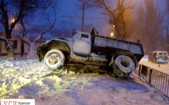 На Пересыпи грузовик провалился под асфальт (фото) «фото»