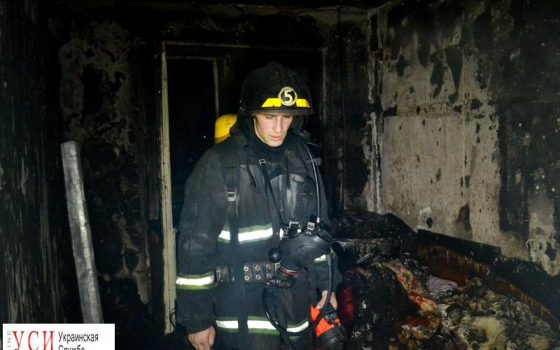 На поселке Котовского спасатели эвакуировали жильцов многоэтажки во время пожара на 7-м этаже (фото) «фото»
