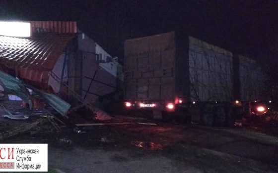 В Усатово фура разнесла кафе и влетела во двор дома (фото) «фото»