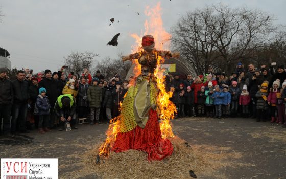 Одесситы проводили зиму: съели блины и сожгли чучело (фоторепортаж) «фото»