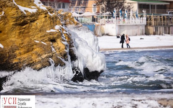 Инопланетный ландшафт морозного моря: обледенелая набережная и засыпанные снегом пляжи (фоторепортаж) «фото»