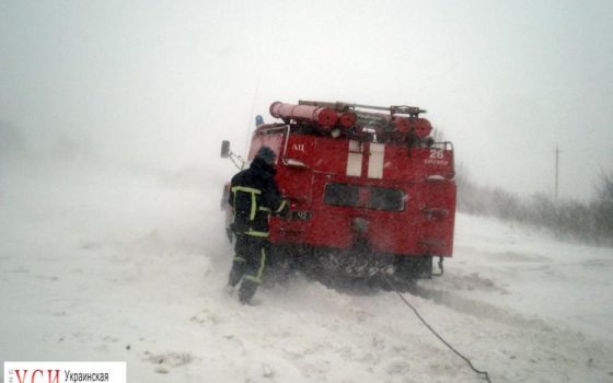В Одесской области несколько автомобилей застряли в снежных заносах, образовав пробки «фото»