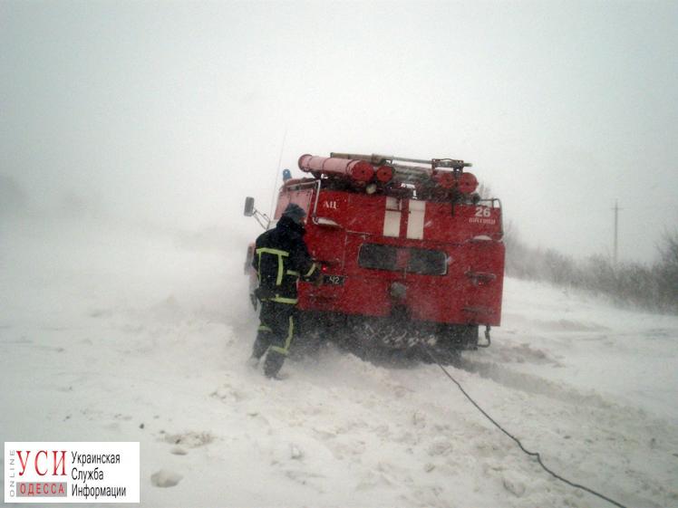 В Одесской области несколько автомобилей застряли в снежных заносах, образовав пробки «фото»