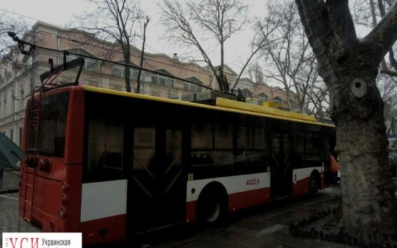 На Пушкинской у троллейбуса порвался контактный провод: движение электротранспорта временно остановлено (фото) «фото»