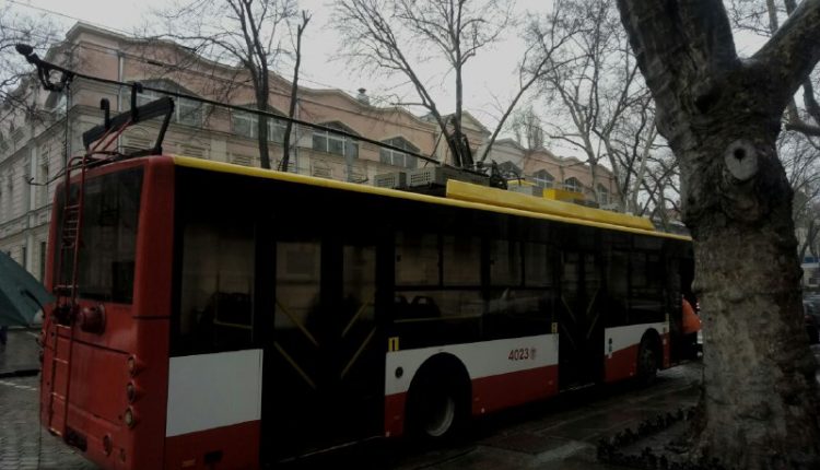 На Пушкинской у троллейбуса порвался контактный провод