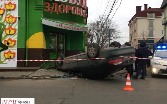 На Фонтане автомобиль перевернулся и врезался в магазин «фото»