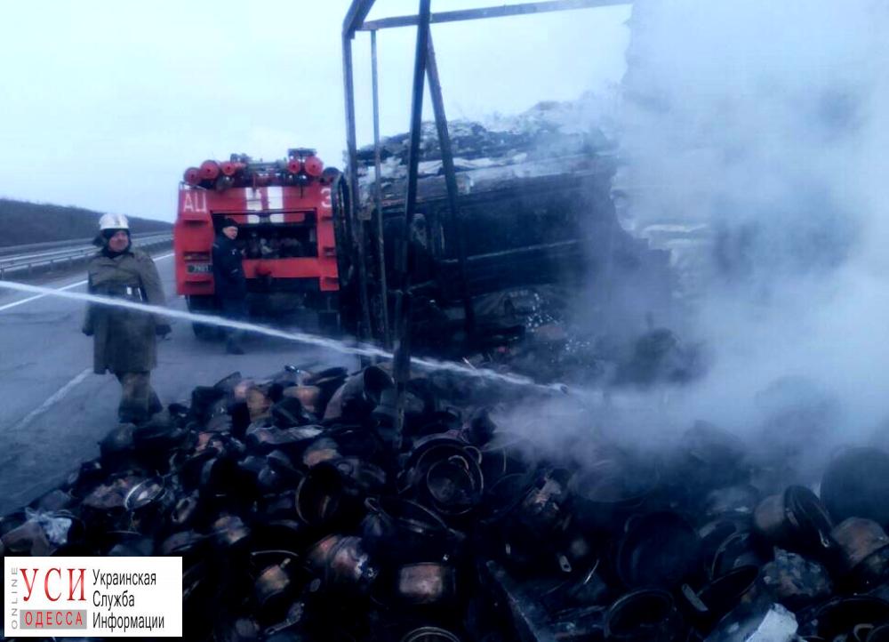 На Киевской трассе загорелся грузовик с кастрюлями: его тушили 2 часа «фото»