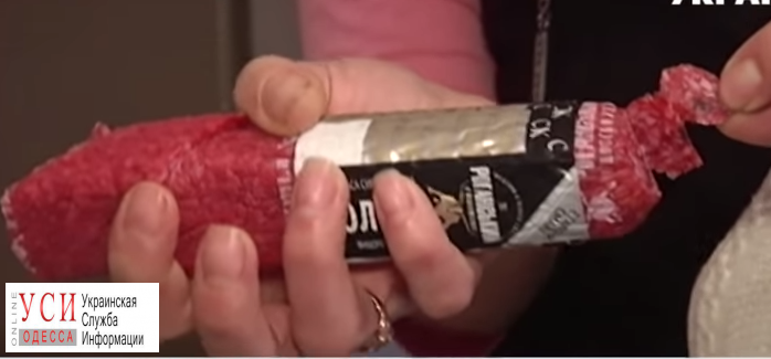 Одесситке в палке колбасы попались железные клипсы и шерсть (видео) «фото»