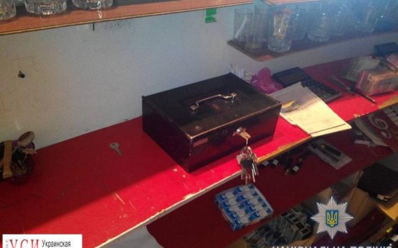 Мужчина вынес из ресторана сейф с 40 тысячами и спрятал его в огороде (фото) «фото»