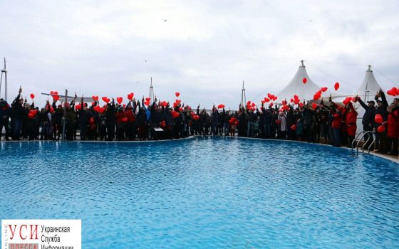 В честь Дня влюбленных одесситы одновременно открыли 213 бутылок шампанского: претендуют на мировой рекорд (фоторепортаж) «фото»