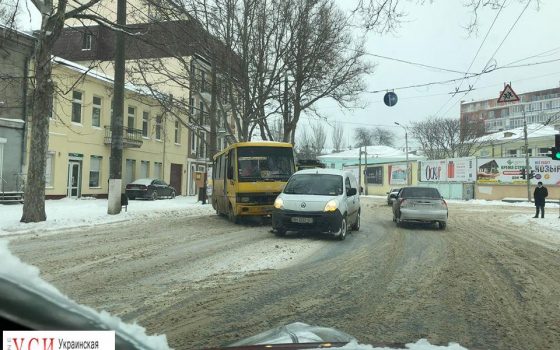 Маршрутка протаранила автомобиль в районе кинотеатра “Родина” – троллейбусный маршрут №3 остановился «фото»