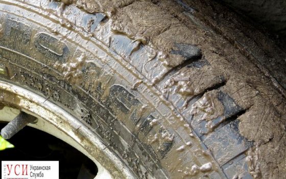 В Одесской области спасателям пришлось вытаскивать “скорую” из грязи «фото»