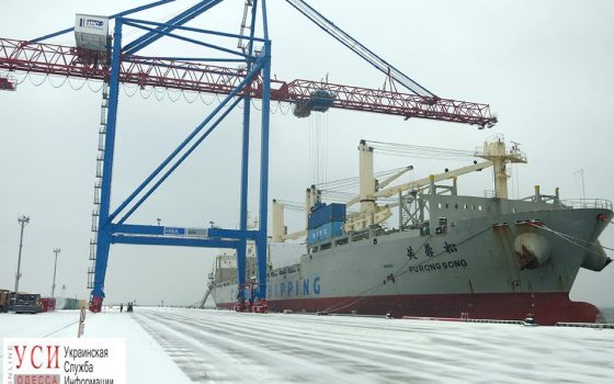 Китайский сухогруз доставил в Одессу технику для дорожного строительства «фото»