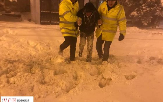 Волонтеры спасли выпившего одессита, который чуть не замерз в сугробе (фото) «фото»